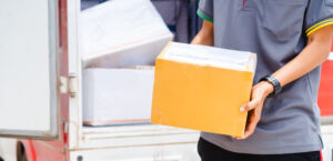พนักงานดำเนินการส่งอาหารในอุณหภูมิแช่แข็ง